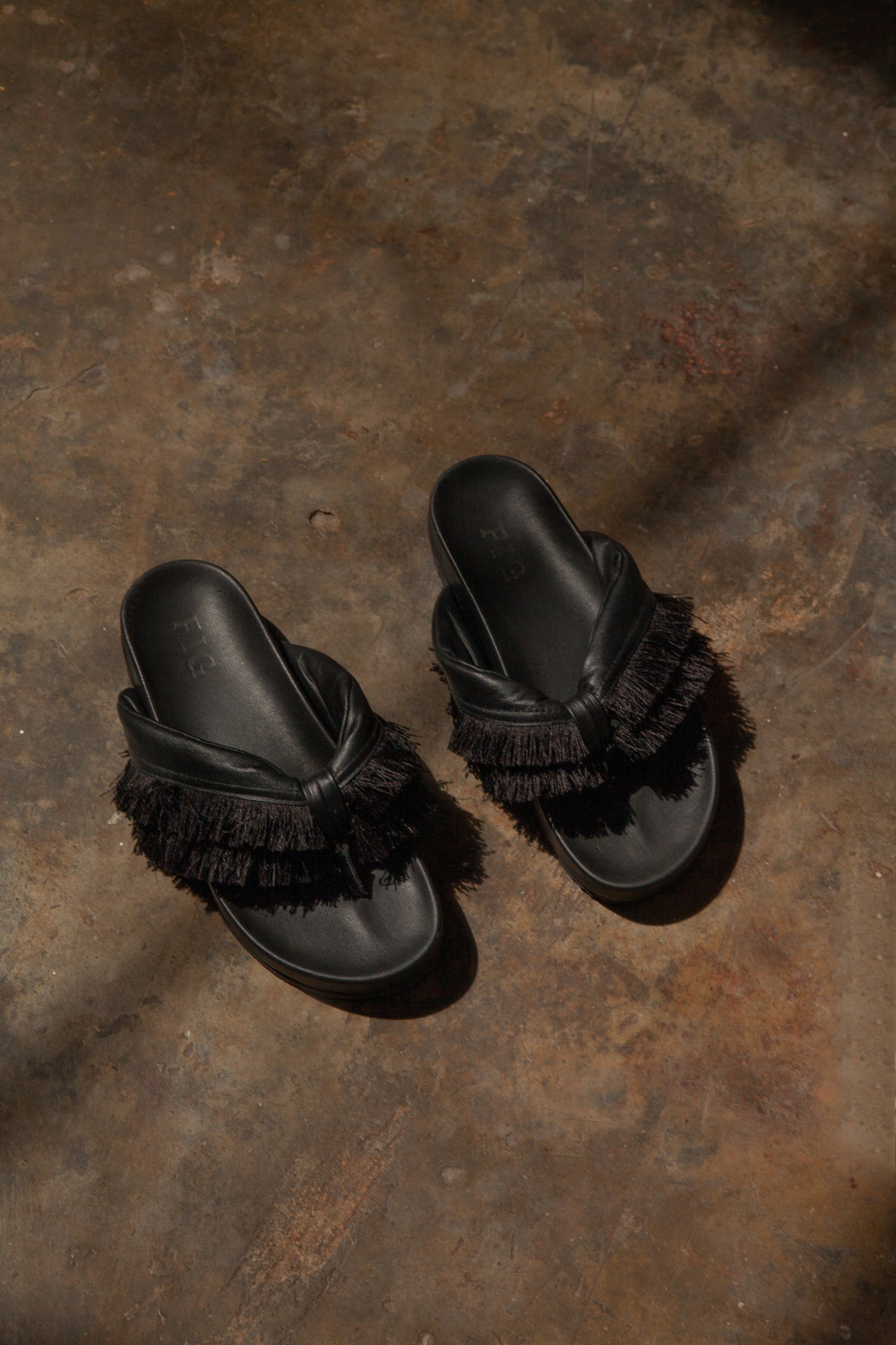 Modelo V  Couro mestiço preto (35,38,39)