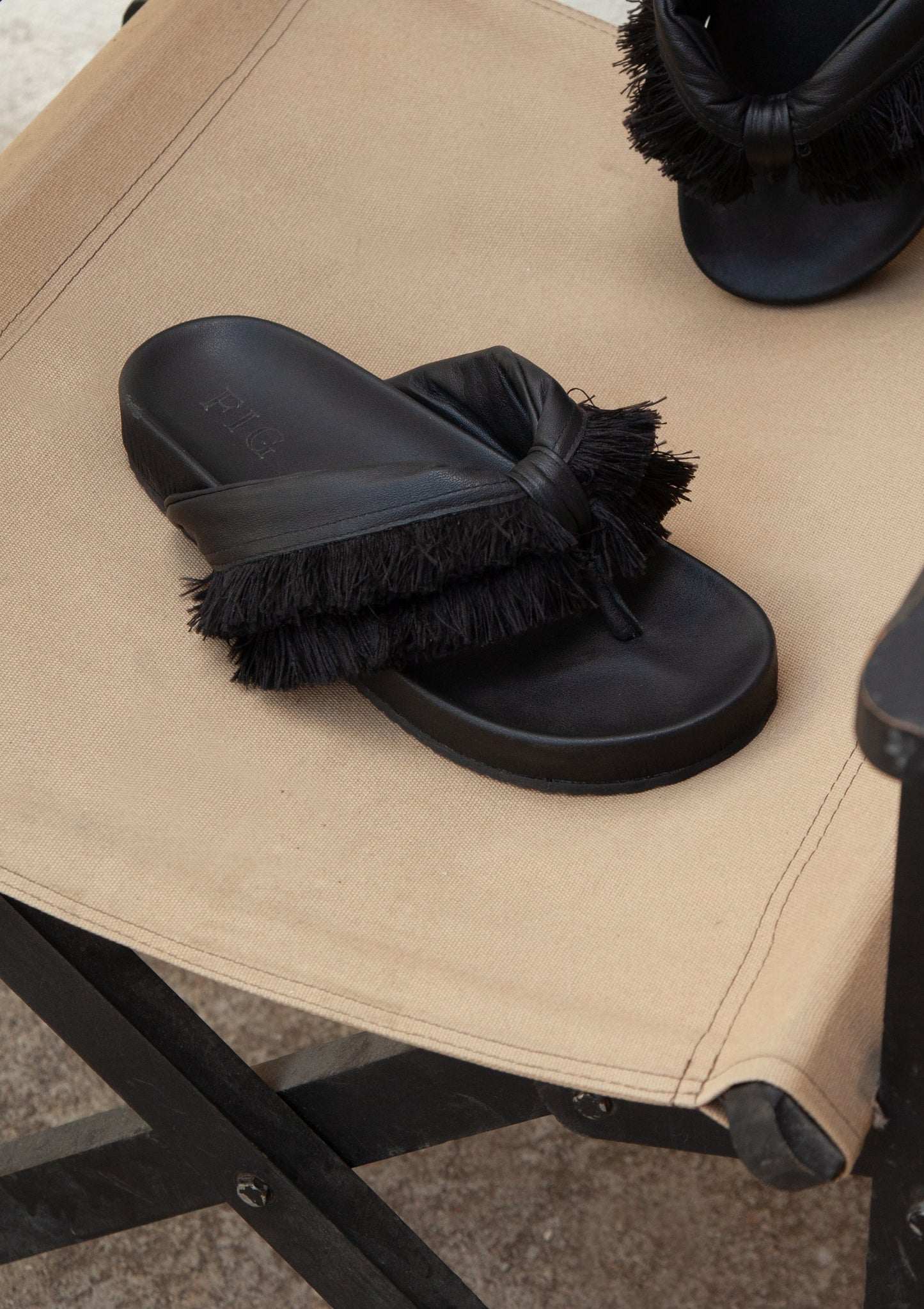 Modelo V  Couro mestiço preto (35,38,39)